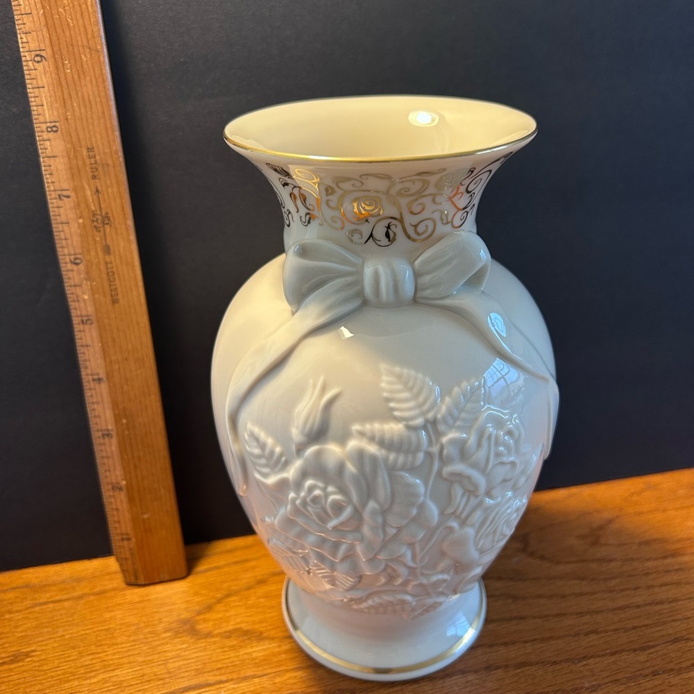 Lenox Vase Ltd Edition Fine Ivory China  w/ 24 kt Gold EUC ROSES OF PEACE - Picture 2 of 4